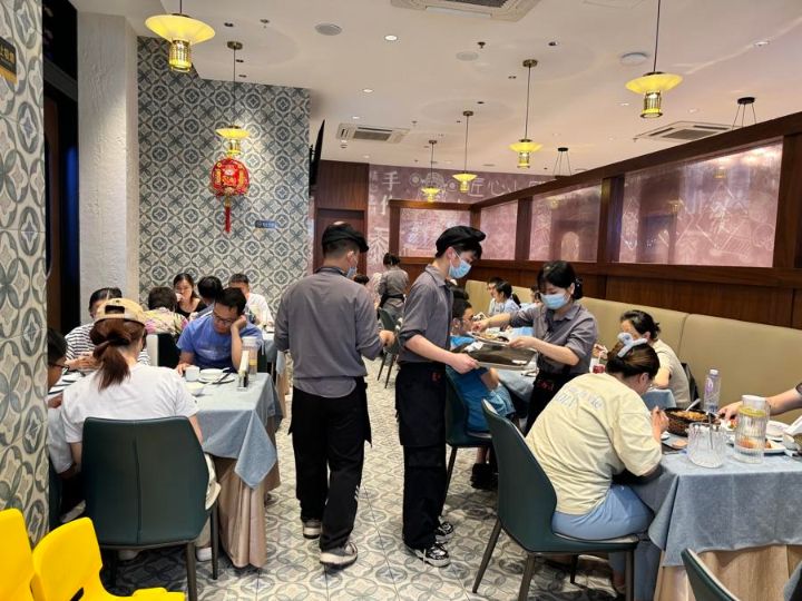有外媒称北京上海许多餐馆周末晚上空无一人，统计数据却显示行业全面复苏假日效应明显 ...
