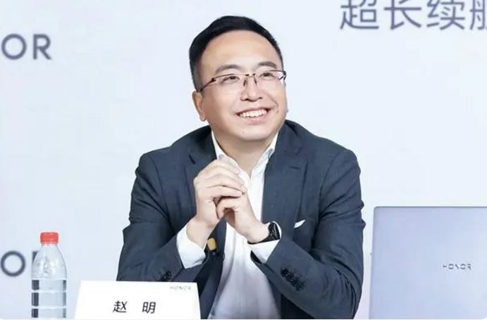 荣耀CEO赵明：前瞻性地设计了智灵键，iPhone灵动岛概念源于荣耀、苹果在AI时代落后了 ...