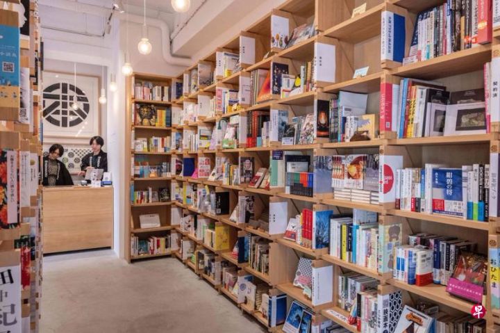 为拯救陷入困境书店行业共享书架正在日本兴起，任何人想出售自己藏书都可租用一个书架 ... ...