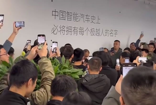极越汽车开极其恶劣头做极其恶劣榜样，他们根本不是为了做产品就是为了上市套现走人 ...
