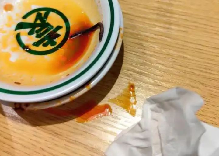 袁记云饺云吞面吃出蚯蚓多人反映有类似遭遇，涉事门店被立案调查开除店长处分涉事员工 ...
