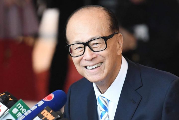 李老板却一直利益至上现在要背上“卖国贼”的骂名，李嘉诚的港口卖也不是不卖也不是两头堵 ... ...