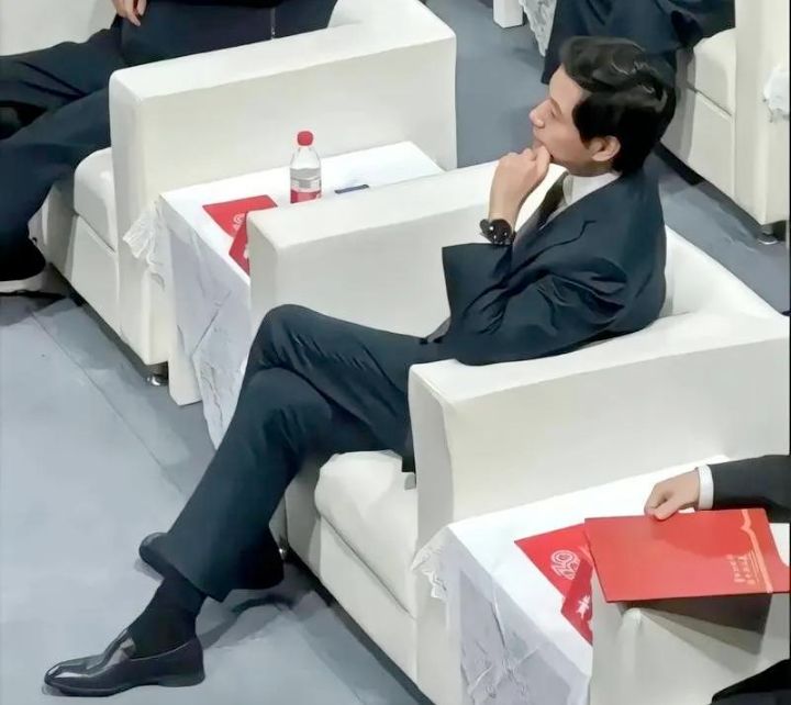 雷军，是时候主动走下神坛了