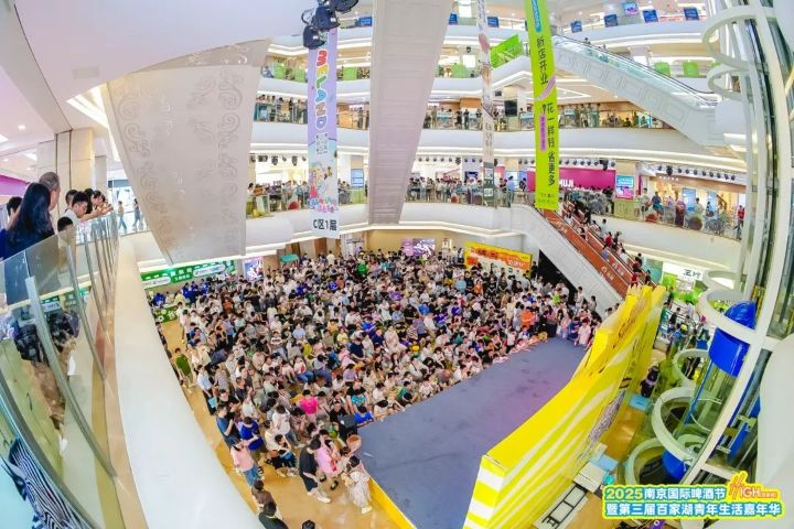 苏超南京队与苏州队激情对决观赛第二现场当天拉动总客流142万人次带动商品销售额3亿元 ... ...