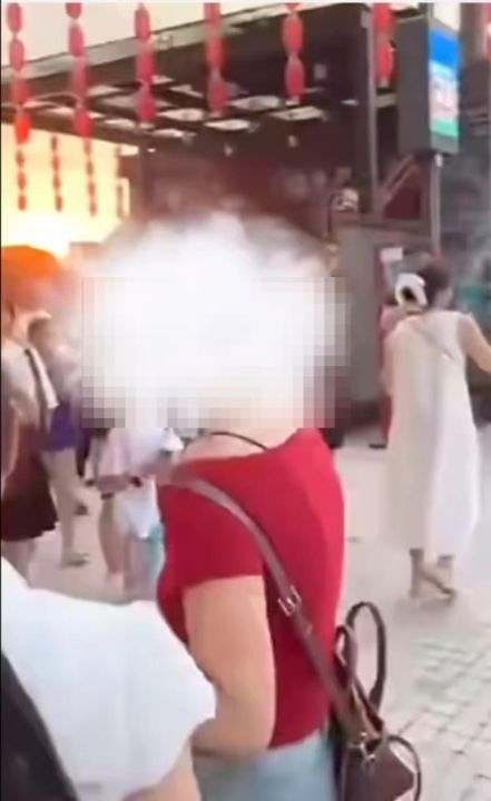 重庆洪崖洞一游客疑遭强拉拍照引冲突，景区表示执法部门已介入会配合对野销售进行打击 ...