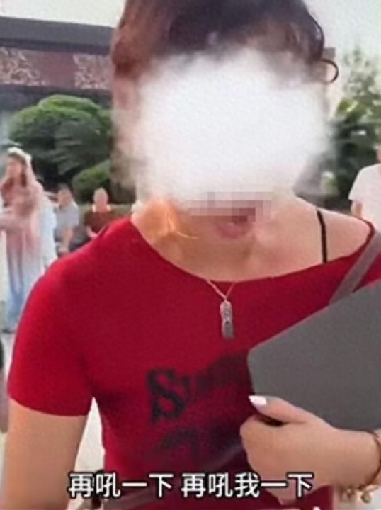 重庆渝中文旅委就“女子强拉游客拍照”致歉，律师：女子或违反治安管理处罚法，可处拘留罚款 ...