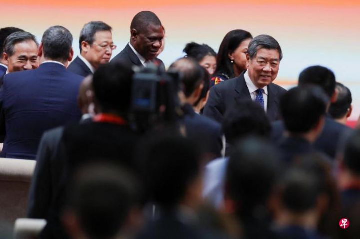 中国副总理何立峰（右一）星期三出席第三届中国国际供应链促进博览会。（路透社） ...