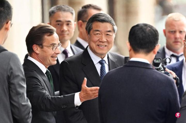 　　在中美贸易谈判举行之前，瑞典首相克里斯特松（左）在抵达瑞典政府所在地罗森巴德时，迎接中国副总理何 ...