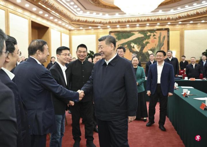 习近平出席民营企业座谈会并发表讲话，图为习近平与华为技术首席执行官任正非握手 ...