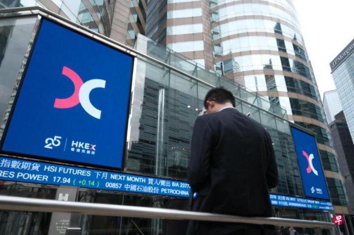 美国政府向全球多国发起关税战导致大量热钱涌入香港，港交易所上半年创出历来最佳业绩 ...