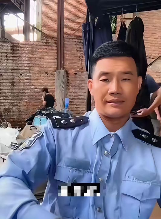 知名抗日剧小兵张嘎男主角嘎子哥谢孟伟拍电影间隙穿警服戴警察肩章臂章直播带货被行拘 ...