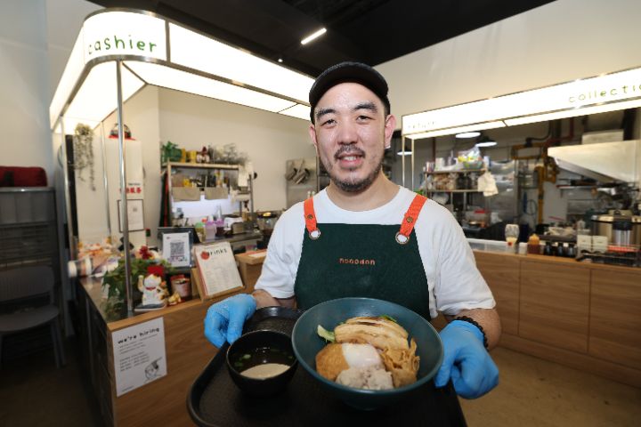 各家经营管理方式为摊贩带来不同助力和影响，新加坡社企小贩中心走过10年见证成败去留 ... ...