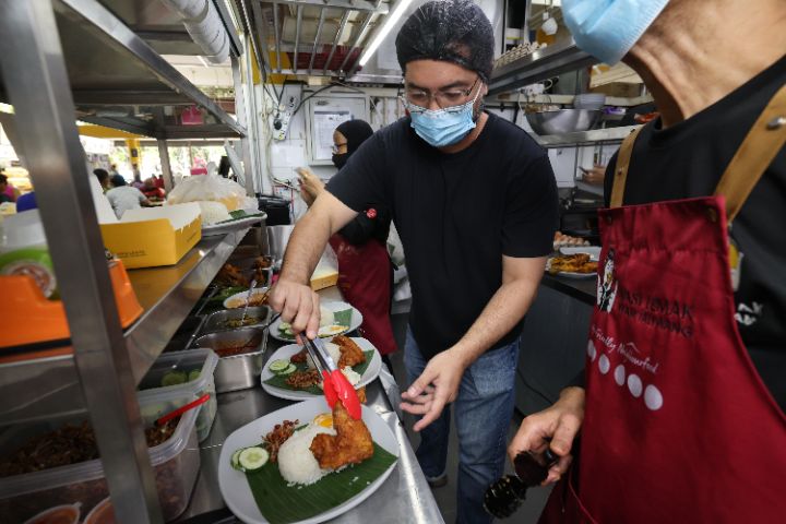 各家经营管理方式为摊贩带来不同助力和影响，新加坡社企小贩中心走过10年见证成败去留 ... ...