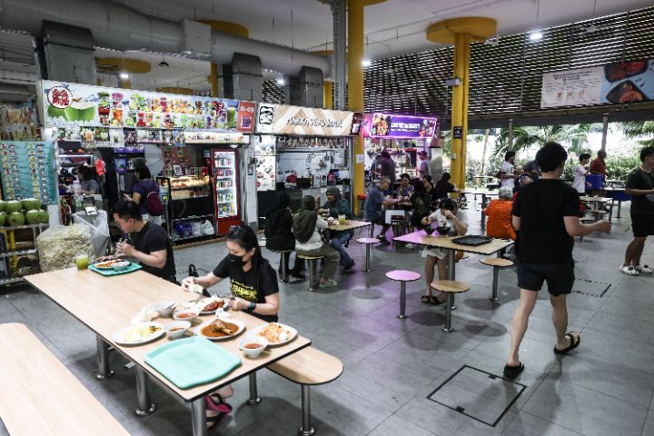 各家经营管理方式为摊贩带来不同助力和影响，新加坡社企小贩中心走过10年见证成败去留 ... ...