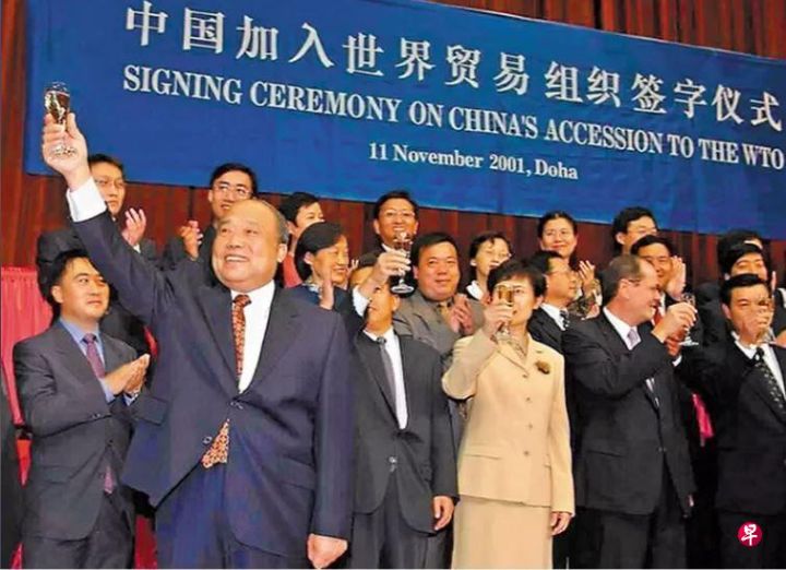 时任中国代表团团长石广生（前排左一）在卡塔尔首都多哈出席中国加入世贸组织签字仪式 ...