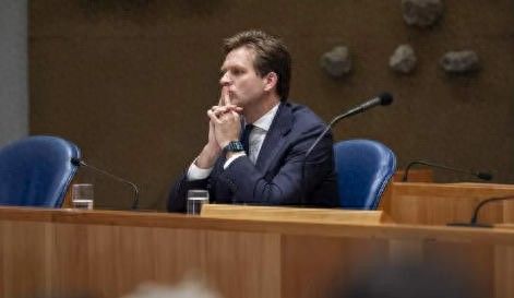 卡雷曼斯4日在荷兰议会出席辩论会