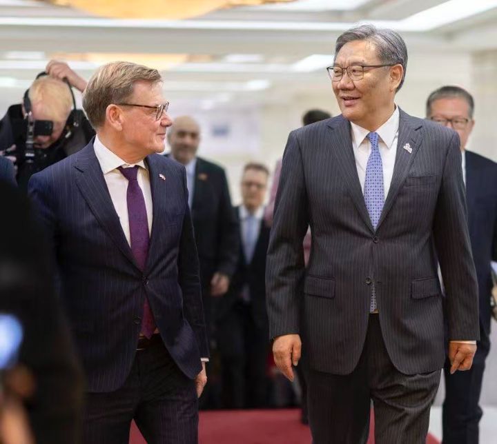 我们需要在市场准入和贸易限制等方面消除不平衡、弥合分歧