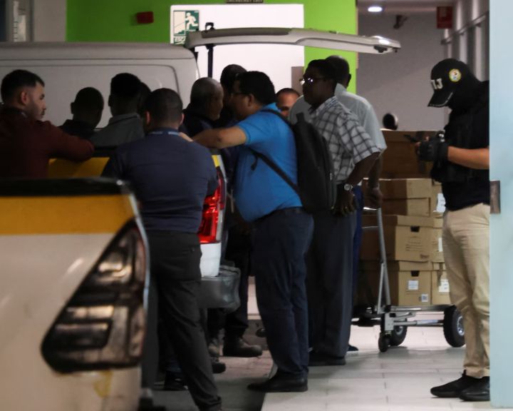 得寸进尺！巴拿马突袭长和办公室，带走一批材料