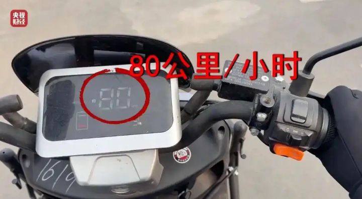 狂飙的租赁电动自行车，涉及企业：黑骑士部落、哈啰租电动车、电驴哥