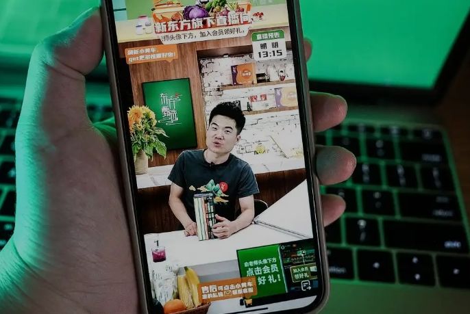 董宇辉，是时候被拉下神坛了