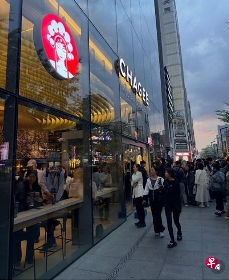 中国茶饮品牌霸王茶姬在韩国首尔三家门店同步开业，在韩中国留学生排队多时才买到饮品 ...
