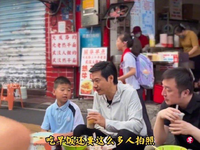 雷军街头吃早餐现场有多机位专业拍摄被质疑摆拍，遭小女孩鄙视嘲讽揭穿皇帝新衣上热搜 ...
